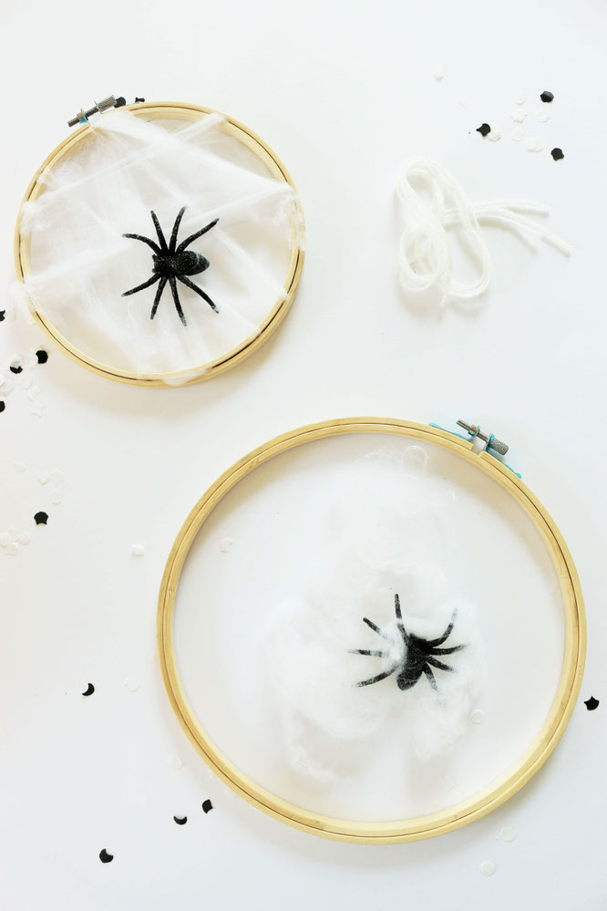 Bild: DIY Halloween Deko Idee – mit dieser Anleitung einfach ein Spinnennetz als Halloween Party Deko aus Stickrahmen und Watter selber machen, gefunden auf dem DIY Deko und Partystyling Blog www.partystories.de // #Halloween #Halloweendeko #diyHalloween
