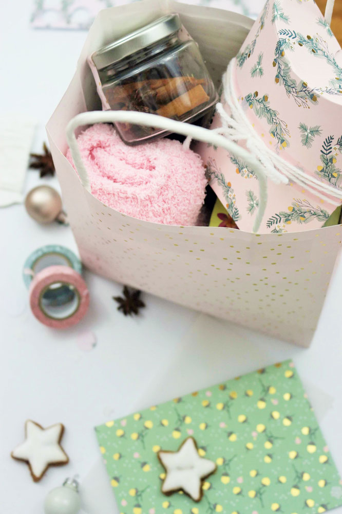 Bild: DIY Geschenk Idee für Advent und Weihnachten to-go, in der Tüte - ein kreatives Motto Geschenk für Advent und Weihnachten zum selber basteln mit Freebie Bastelvorlage für Geschenkanhänger zum ausdrucken, gefunden auf www.partystories.de
