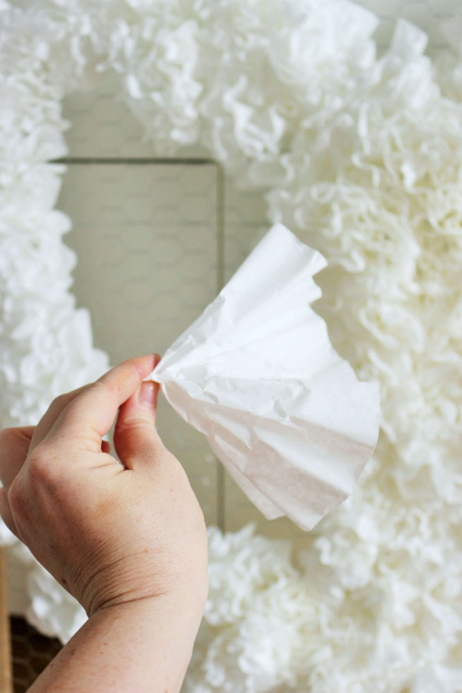 Bild: DIY Deko Backdrop für die Party oder Hochzeit – mit dieser Anleitung ganz einfach eine Upcycling Dekoration aus alten Kaffeefiltern selber basteln // gefunden auf dem Partystyling Blog Partystories.de // #diydeko #Kaffee #partydeko #hochzeitsdeko