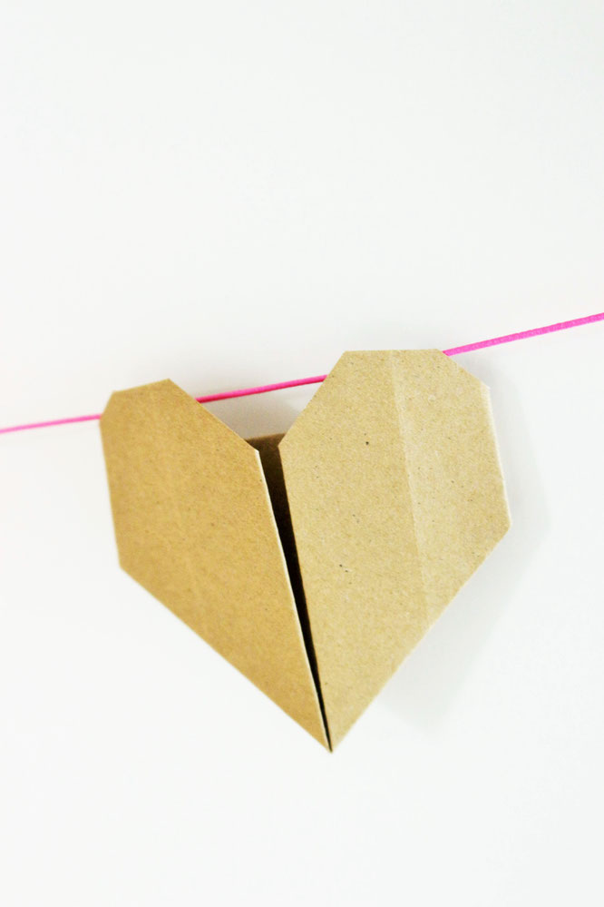 Bild: DIY Origami Herzen zum Valentinstag oder die Hochzeit, als Girlande, Kuchentopper oder Geschenkanhänger, mit Bastelvorlage von Partystories.de