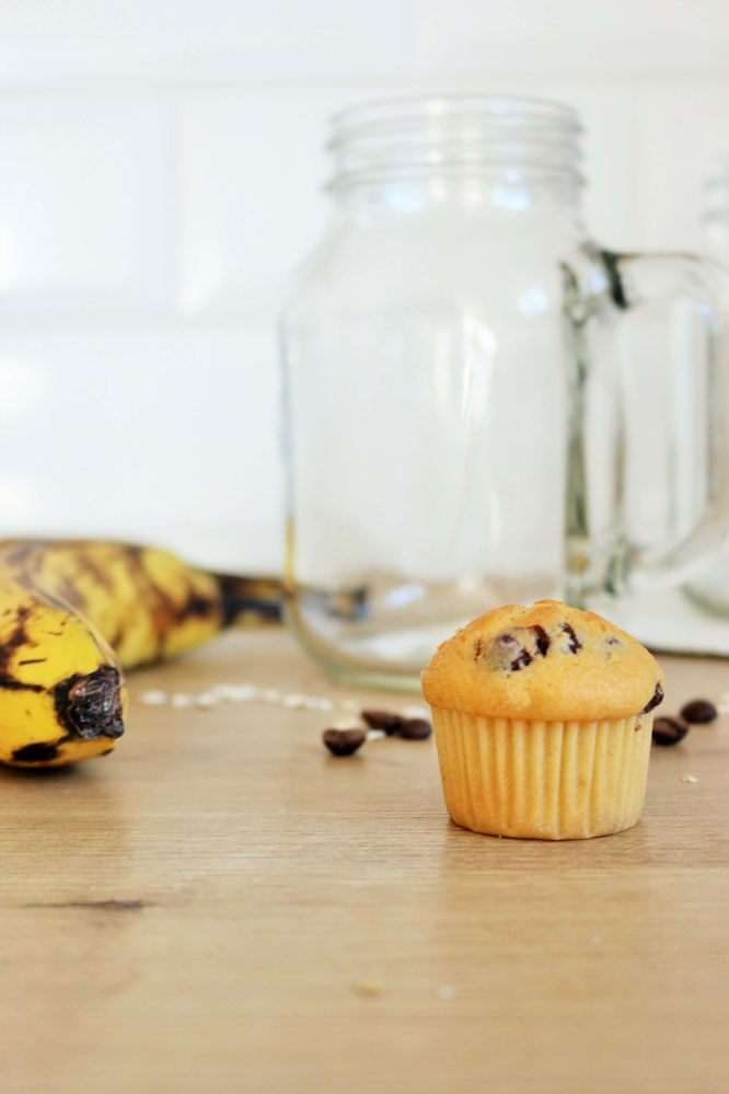 Bild: Kaffee Smoothie – mit diesem Rezept einen gesunden Kaffee Smoothie mit Banane, Haferflocken und kalten Kaffee zum Frühstück, als Frühstück-Bowl oder für einen Brunch ganz einfach selber machen // Rezept von www.partystories.de // #Rezept #Brunch