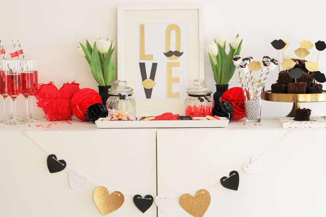Bild: Valentinstag schön zu feiern ist ganz einfach mit diesen Ideen für Dekoration, Girlanden, Geschenken, Rezepten und praktischen Tipps, gefunden auf www.partystories.de