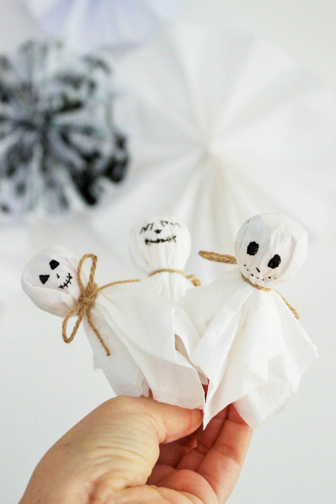 Bild: Eine schnelle last-minute Idee, um Halloween Süßigkeiten zu verpacken: Als Geister-Lutscher samt Servietten, gefunden auf www.partystories.de