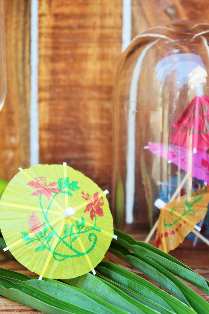 Bild: DIY Cocktailschirmchen Kranz – schöne Sommer Deko und Garten Deko aus Cocktailschirmchen selber basteln; gefunden auf Partystories.de
