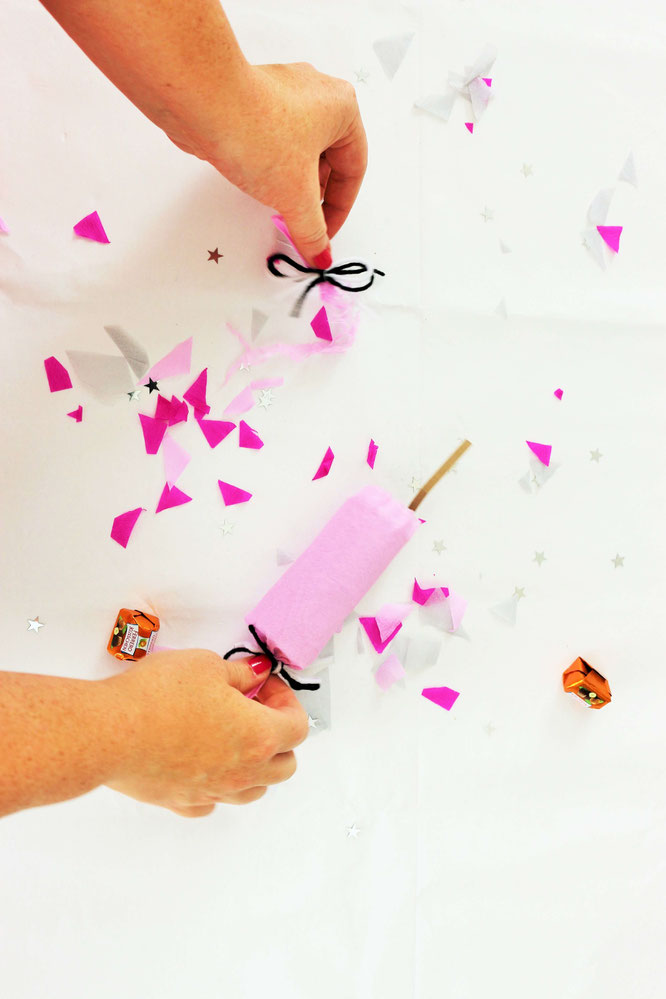 Bild: Knallbonbons selber machen - mit dieser Schritt-für-Schritt Anleitung schöne DIY Knallbonbons basteln, die nicht nur für Silvester eine schöne Deko Idee sind; gefunden auf www.partystories.de