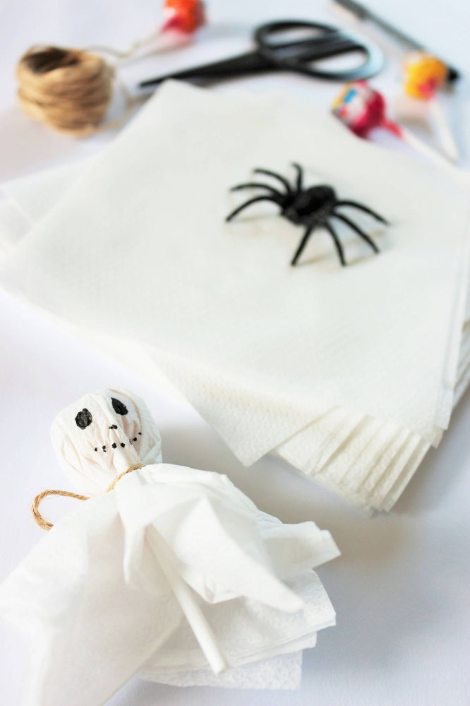 Bild: Eine schnelle last-minute Idee, um Halloween Süßigkeiten zu verpacken: Als Geister-Lutscher samt Servietten, gefunden auf www.partystories.de