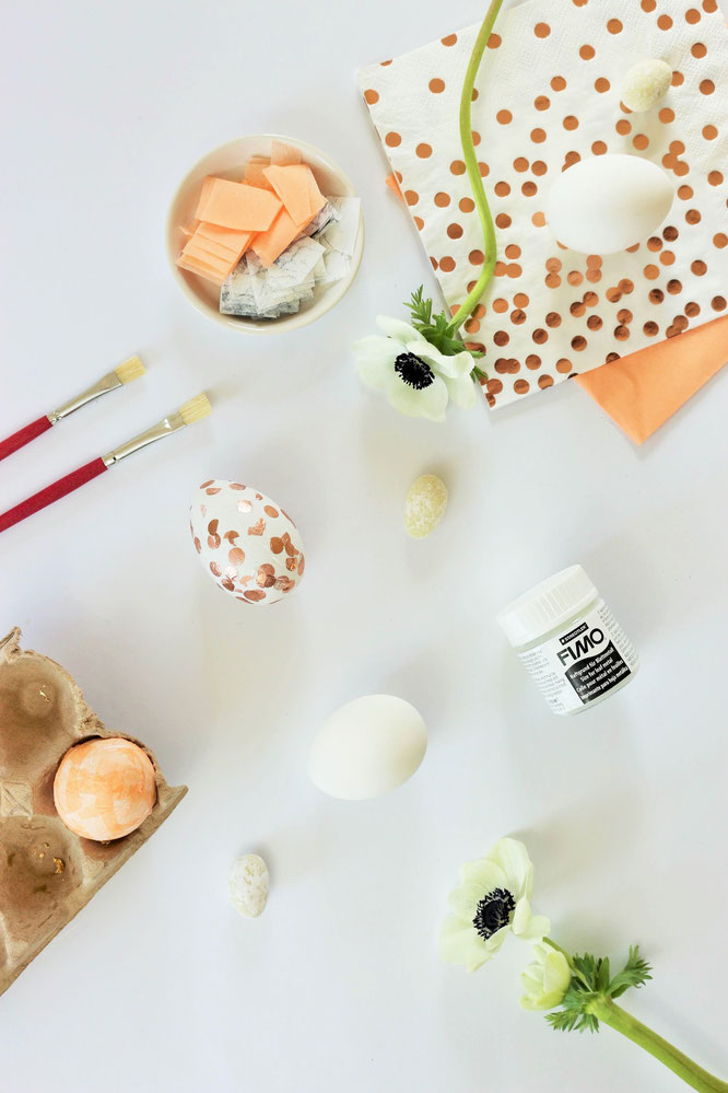 • Bild: DIY Dekoration für Ostern – Ostereier mit Servietten und Blattgold basteln, die Alternative zum Ostereier bemalen; Ideen und Anleitung gefunden auf www.partystories.de