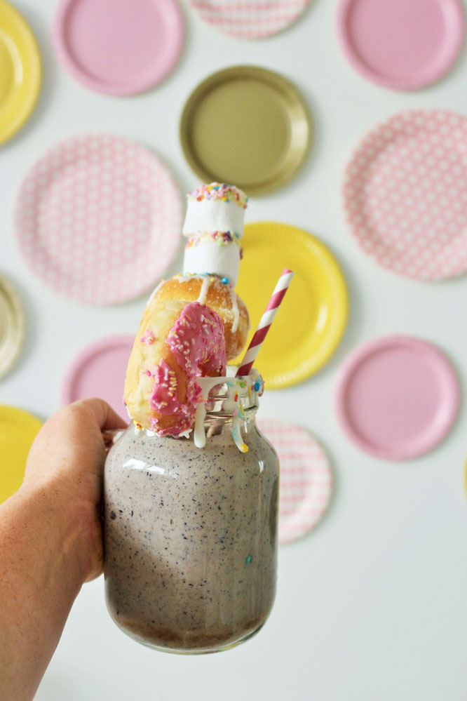 Bild: Milkshake Rezept als Funfetti-Streusel-Freakshake mit Früchten wie Erdbeeren, Banane oder Heidelbeeren ganz einfach die Party, den Geburtstag, die Einschulung und jeden Anlass zum feiern mixen! // gefunden auf dem Kreativblog Partystories.de
