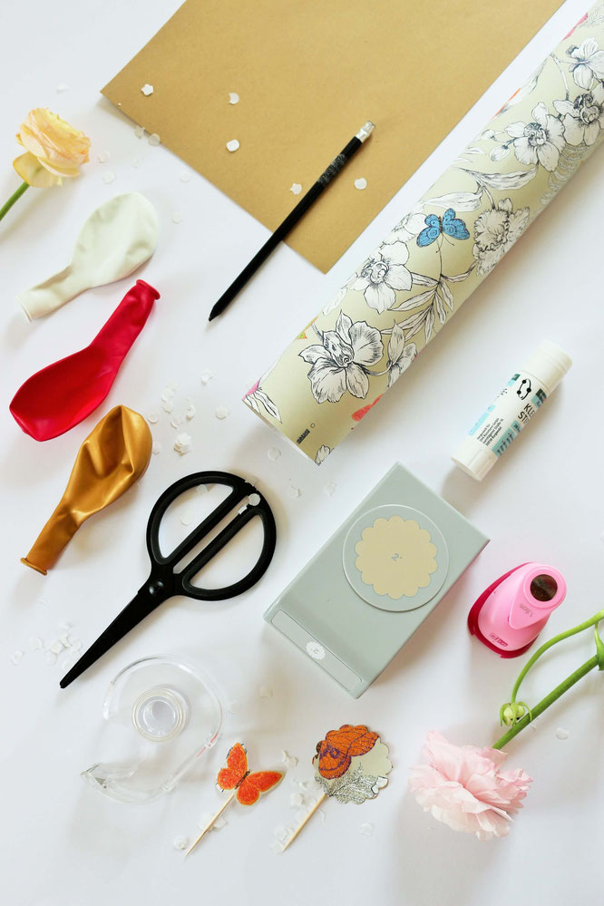 Bild: DIY Party Deko und Dekoration für die Hochzeit mit diesen Ideen aus Geschenkpapier ganz einfach selber basteln; gefunden auf www.partystories.de in Kooperation mit Jung Verpackungen