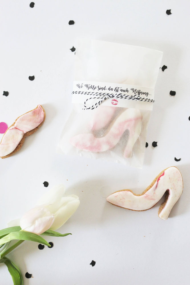 Bild: Ob Kekse, Plätzchen oder Cookies - mit diesem Rezept für Mürbeteig Kekse und Fondant backst Du schnell besondere Kekse für jeden Anlass, von Partystories.de
