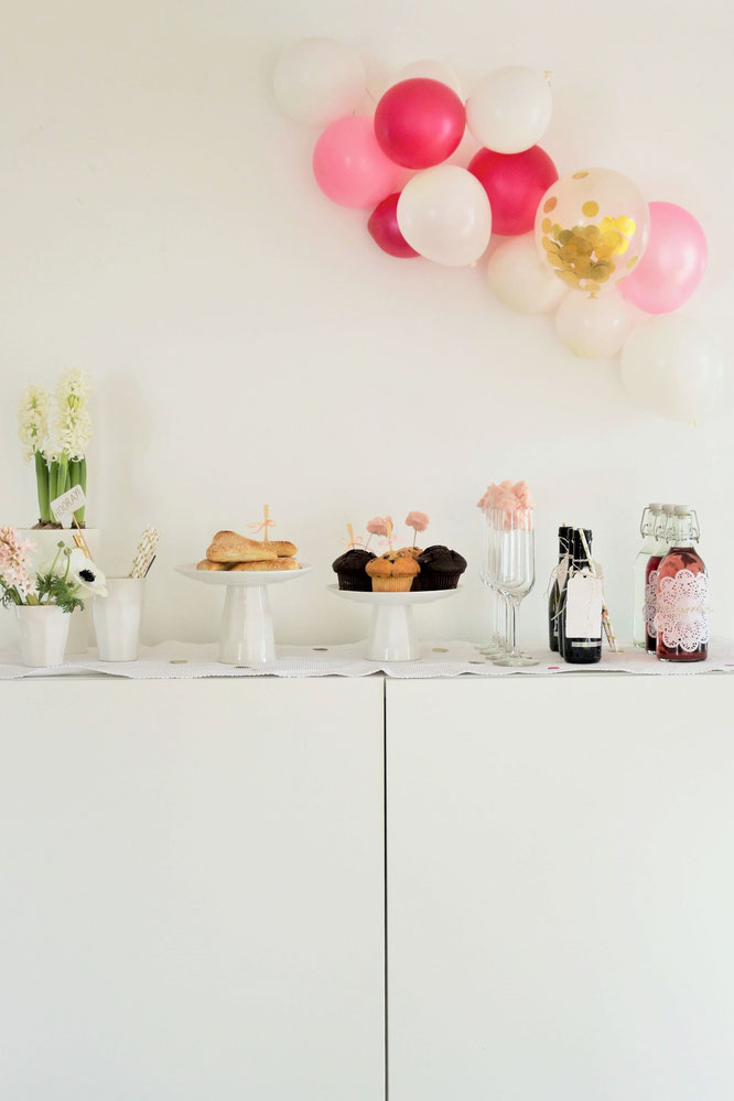 Bild: DIY Deko Ideen für die Party und die Hochzeit mit Tortenspitze - so einfach kannst Du Tischedeko, Vasen, Flaschen und Gläser mit Tortenspitze und Seidenbändern schön machen;  gefunden auf www.partystories.de