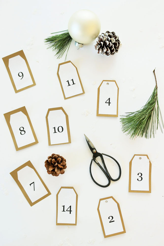 Bild: DIY Adventskalender mit Papiertüten zum Aufhängen selber machen - mit Freebie Bastelvorlage für Adventskalenderzahlen von Partystories.de // #Advent #Adventskalender #DIYadventskalender #DIYdeko