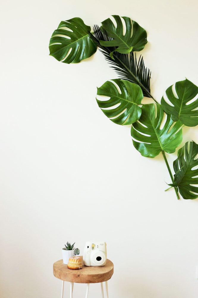 Bild: DIY Greenery und urban Jungle Deko Ideen für die Party und Hochzeit; mit Freebie Bastelvorlage für Monstera Party Deko Printables; gefunden auf www.partystories.de