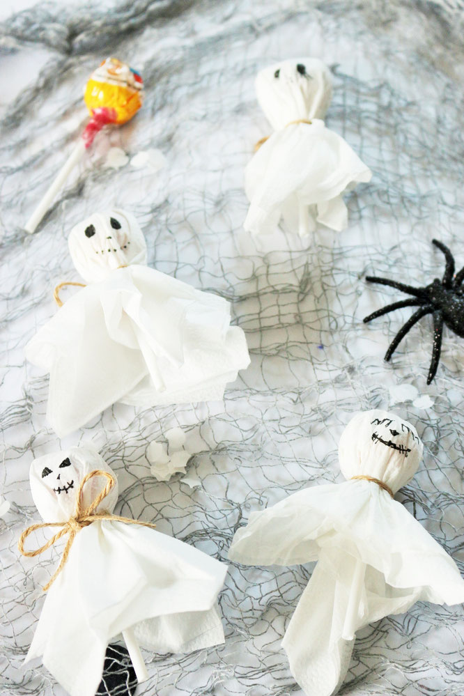 Bild: Eine schnelle last-minute Idee, um Halloween Süßigkeiten zu verpacken: Als Geister-Lutscher samt Servietten, gefunden auf www.partystories.de