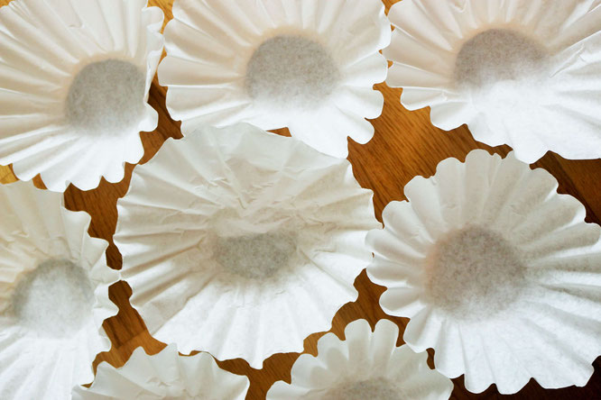 Bild: DIY Deko Backdrop für die Party oder Hochzeit – mit dieser Anleitung ganz einfach eine Upcycling Dekoration aus alten Kaffeefiltern selber basteln // gefunden auf dem Partystyling Blog Partystories.de // #diydeko #Kaffee #partydeko #hochzeitsdeko