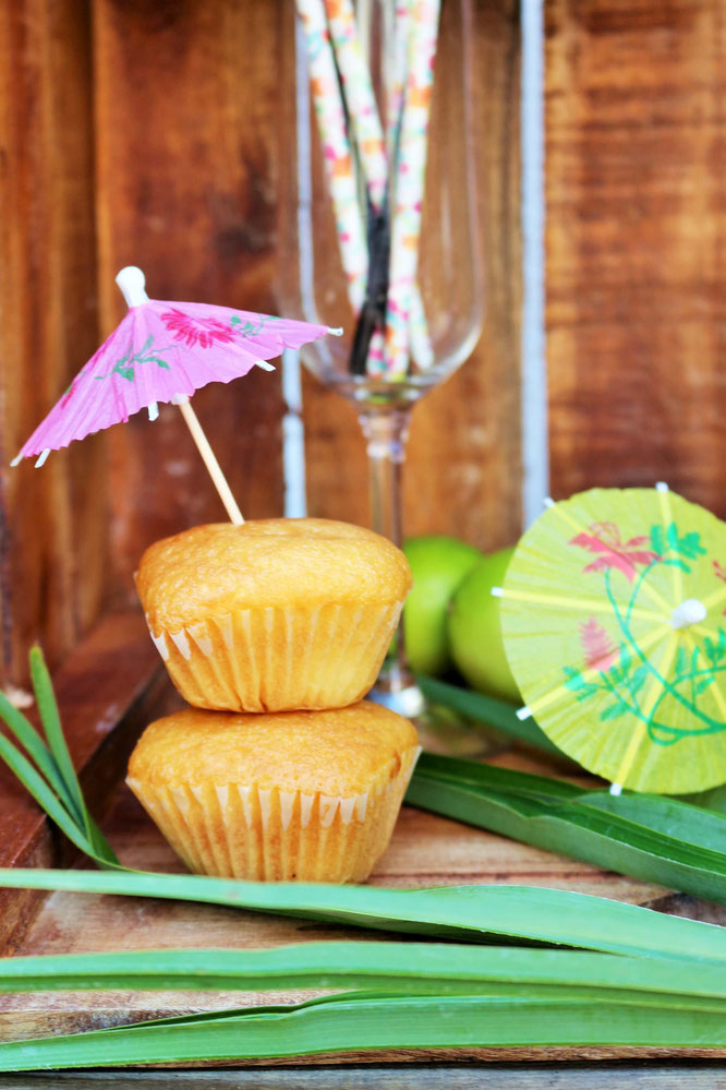 Bild: DIY Cocktailschirmchen Kranz – schöne Sommer Deko und Garten Deko aus Cocktailschirmchen selber basteln; gefunden auf Partystories.de