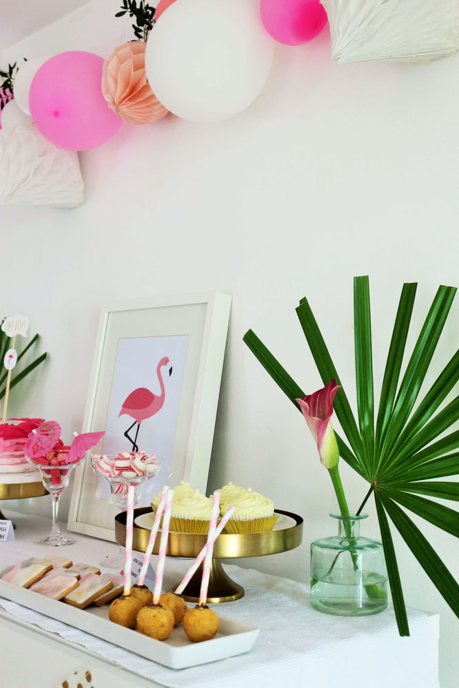 Bild: Ideen für eine Flamingoparty mit Deko und sommerlichen Partyfood Rezepten, Ombre Torte von Cook and Cookies,gefunden auf Partystories.de