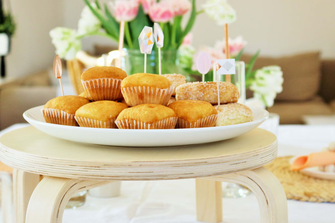 Bild: DIY Kuchen Etagere - mit diesem IKEA FROSTA Hocker Hack eine schöne Kuchen Etagere für die Party oder Hochzeit selber machen; Anleitung von www.partystories.de