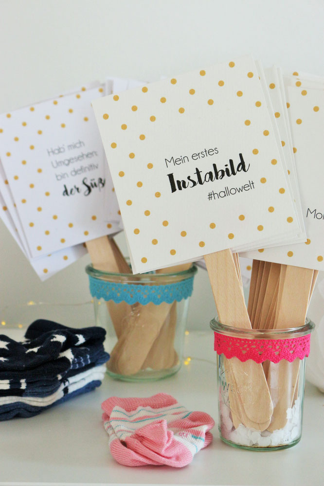 Bild: // DIY Baby Meilenstein Karten // Mit dieser Bastelanleitung und Freebie Bastelvorlage kannst Du deine ganz eigenen Baby Milestone cards als Geschenk Idee zur Schwangerschaft oder Geburt selber machen, gefunden auf www.partystories.de