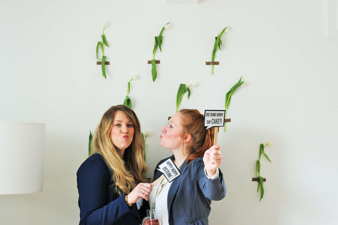 Bild: DIY Oster Schilder basteln - Mit dieser Freebie Bastelvorlage Oster Schilder und Photoprops als Deko für Ostern selber machen; gefunden auf www.partystories.de