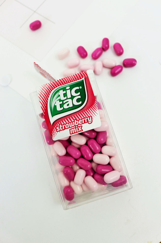 Bild: DIY Geschenk zum Valentinstag für Sie und ihn: tic-tac-toe Spiel mit Süßigkeiten verschenken, inkl. kostenloser Bastelvorlage auf Partystories.de // #valentinstag #galentinesday #diygeschenk #selberbasteln #partystories
