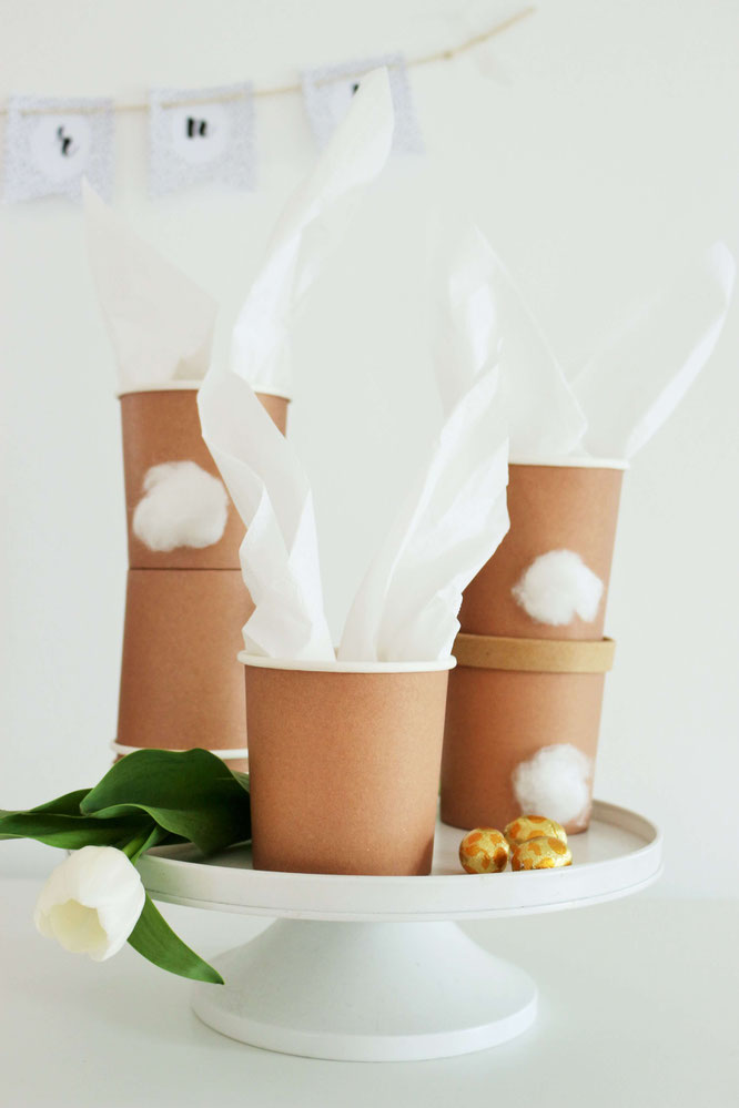 Bild: Schöne Verpackung für Ostern selber machen - Mit dieser DIY Verpackungsidee kannst Du aus Pappbechern und Servietten schöne Ostergeschenke ganz einfach selber basteln; gefunden auf www.partystories.de (enthält Werbung für miomodo)