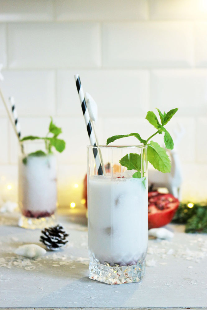 Bild: Rezept Winter Cocktail - perfekt für Advent, Weihnachten oder die Silvester party. Winter Mojito mit Batida Rum, Kokosnuss, Granatapfel und Minze // Rezept und Fotos von Partystories.de // #Wintercocktail #Mojito #Weihnachtscocktail #batida