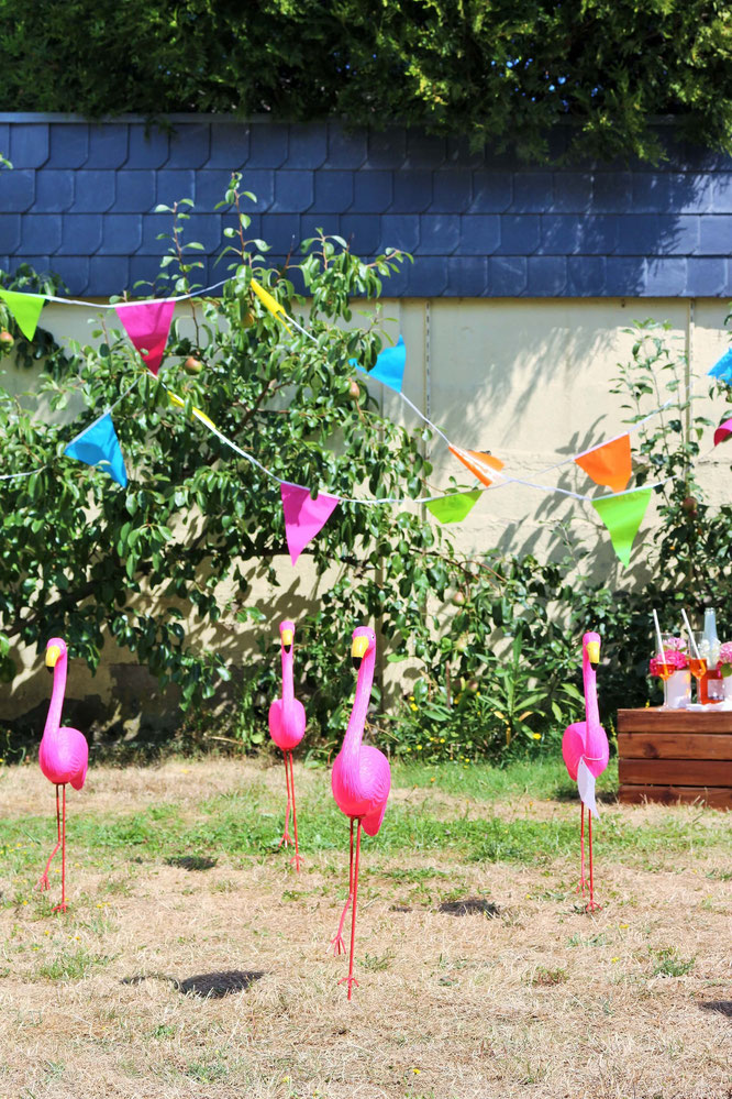 Bild: Flamingo Ringe werfen Party Spiel Idee – das Partyspiel für Erwachsene und Kinder, perfekt für eine Sommerparty, Gartenparty, Grillparty oder den Geburtstag im Garten! Jetzt auf partystories.de entdecken