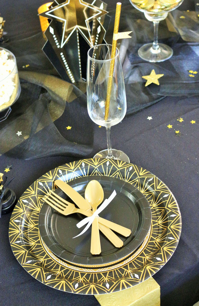 Bild: Ideen für eine Hollywood Motto Party zum Geburtstag oder im Great Gatsby Stil für Silvester, Hollywood Dekoration Ideen für eine Mottoparty von Partystories.de mit Party.de // #Hollywoodparty #Silvesterparty #Geburtstagsparty #GreatGatsbyparty