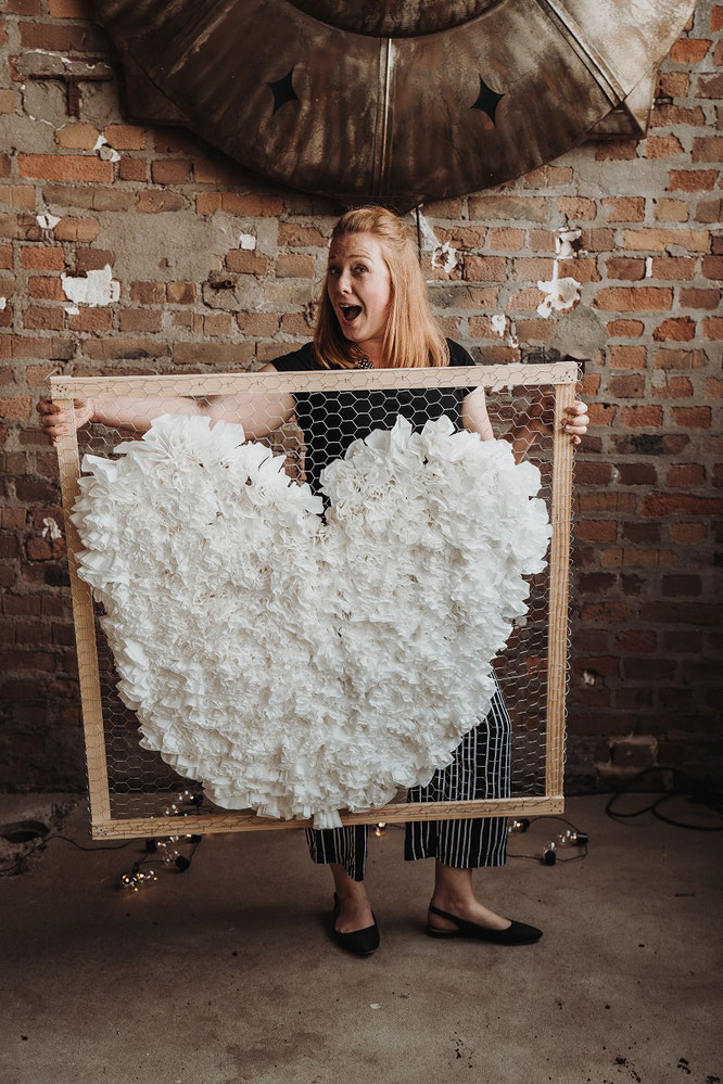 Bild: DIY Deko Backdrop für die Party oder Hochzeit – mit dieser Anleitung ganz einfach eine Upcycling Dekoration aus alten Kaffeefiltern selber basteln // gefunden auf dem Partystyling Blog Partystories.de // Foto: Sebastian Sachs, Gefühlsrausch