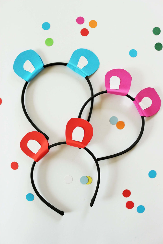 Bild: DIY Kostüm Ohren basteln, ganz einfach ohne Nähen: mit dieser Schritt-für-Schritt Anleitung schnell Bährenohren, Katzenohren oder Mäuseohren aus Papier oder Filz selber basteln, inkl. Freebie Bastelvorlage; gefunden auf www.partystories.de
