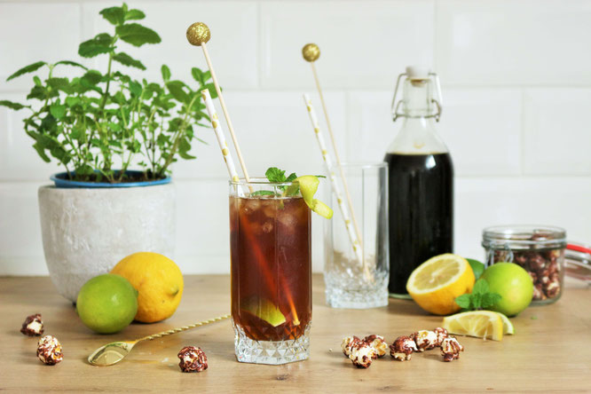 Bild: Einfaches Rezept für eine Kaffee Limonade - So einfach eine fruchtige Limo mit Kaffe für den Sommer, eine Sommerparty, die Grillparty, einen JGA oder jeden anderen Anlass als alkoholfreien Cocktail mixen // gefunden auf www.partystories.de