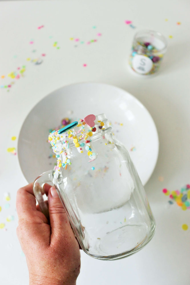 Bild: Milkshake Rezept als Funfetti-Streusel-Freakshake mit Früchten wie Erdbeeren, Banane oder Heidelbeeren ganz einfach die Party, den Geburtstag, die Einschulung und jeden Anlass zum feiern mixen! // gefunden auf dem Kreativblog Partystories.de
