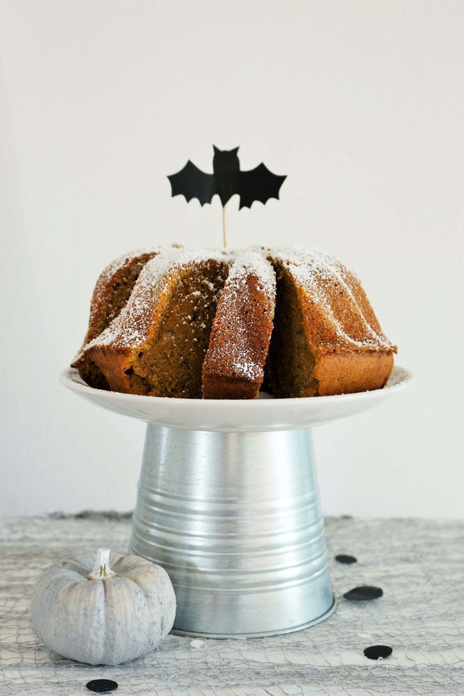 Bild: Schnelle und einfache last-minute Ideen für Halloween Dekoration für die Wohnung wie Girlanden, Kuchentopper oder Tischdeko - mit dieser Freebie Bastelvorlage Fledermaus Halloween Deko einfach selber machen. Gefunden auf Partystories.de