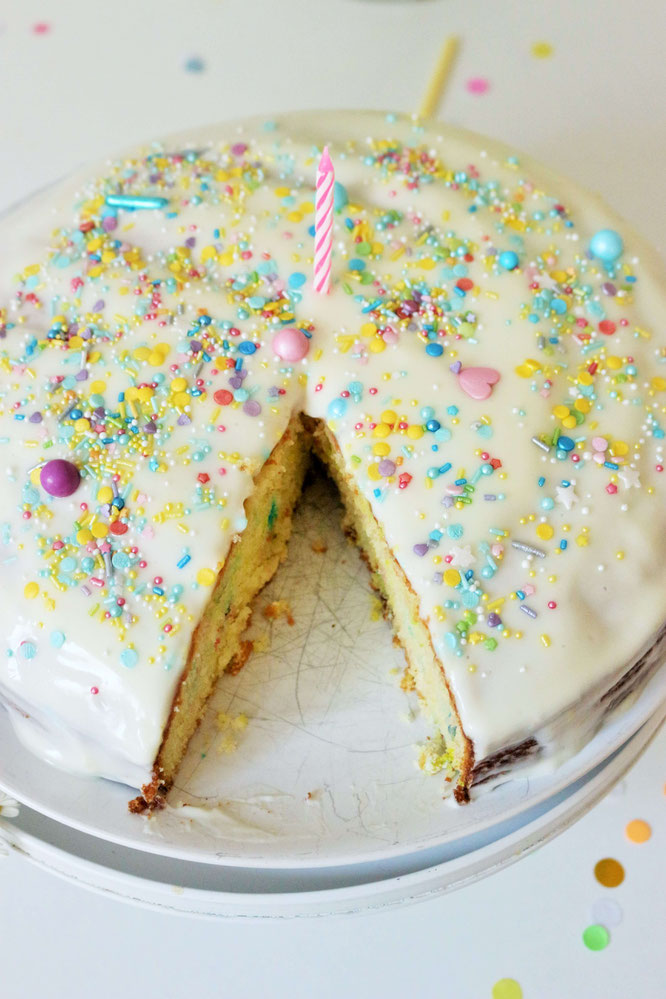 Bild: Funfetti Ruehrkuchen Rezept // So einfach einen bunten Kuchen mit Streuseln backen – perfekt zur Einschulung, den Kindergeburtstag, oder eine bunte Funfetti-Konfetti Party // Rezept & Fotos vom Kreativblog Partystories.de Düsseldorf // #Kuchenrezept