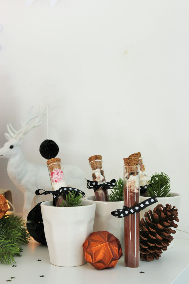 Bild: Kakao schön verpacken - als DIY Geschenk Idee oder Hot Cocoa Station für Advent, Weihnachten oder Winterhochzeit; gefunden auf www.partystories.de