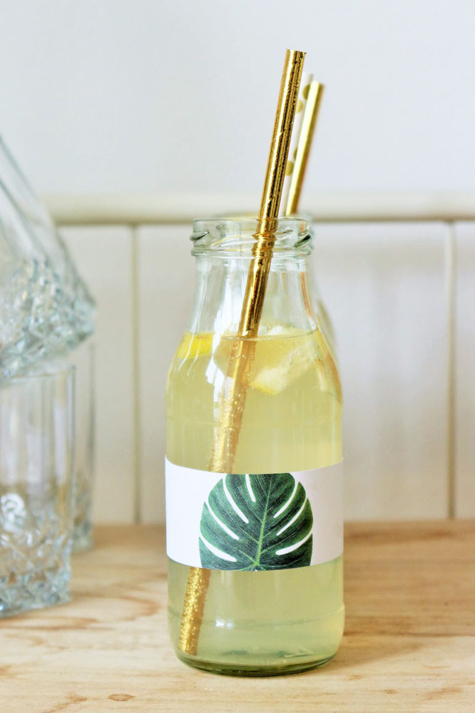 Bild: DIY Greenery und urban Jungle Deko Ideen für die Party und Hochzeit; mit Freebie Bastelvorlage für Monstera Party Deko Printables; gefunden auf www.partystories.de