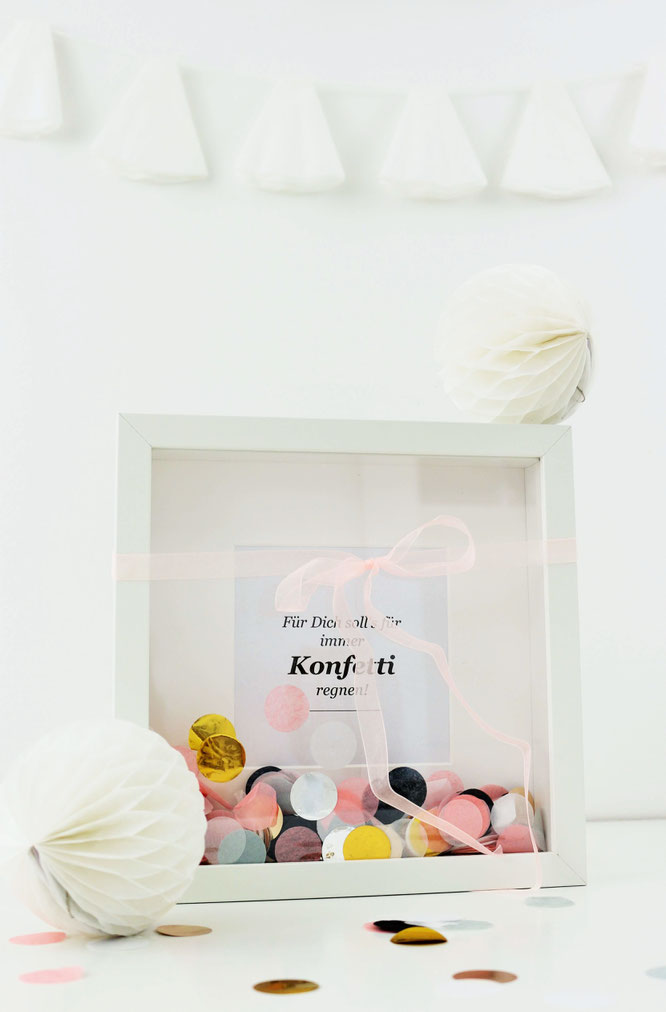 Bild: DIY Geschenk Idee mit Konfetti - So einfach Konfetti im Rahmen samt Spruch zum Geburtstag, die Hochzeit, den Umzug oder als Mitgebsel verschenken // Anleitung und Freebie Bastevorlage mit Konfetti Zitaten & Sprüchen vom DIY Blog partystories.de