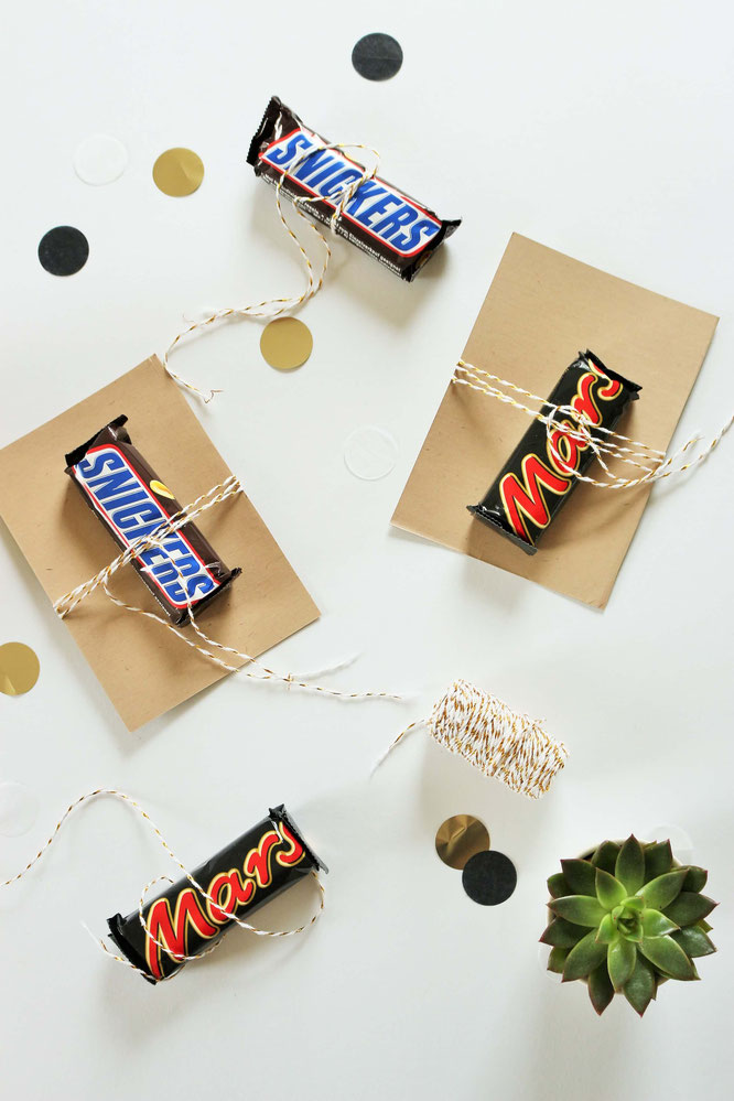 Bild: Geschenk Idee Schokolade // So einfach kannst Du Schokoriegel schön verpacken und verschenken, mit Freebie Bastelvorlage für Geschenkanhänger! (gefunden auf www.partystories.de)