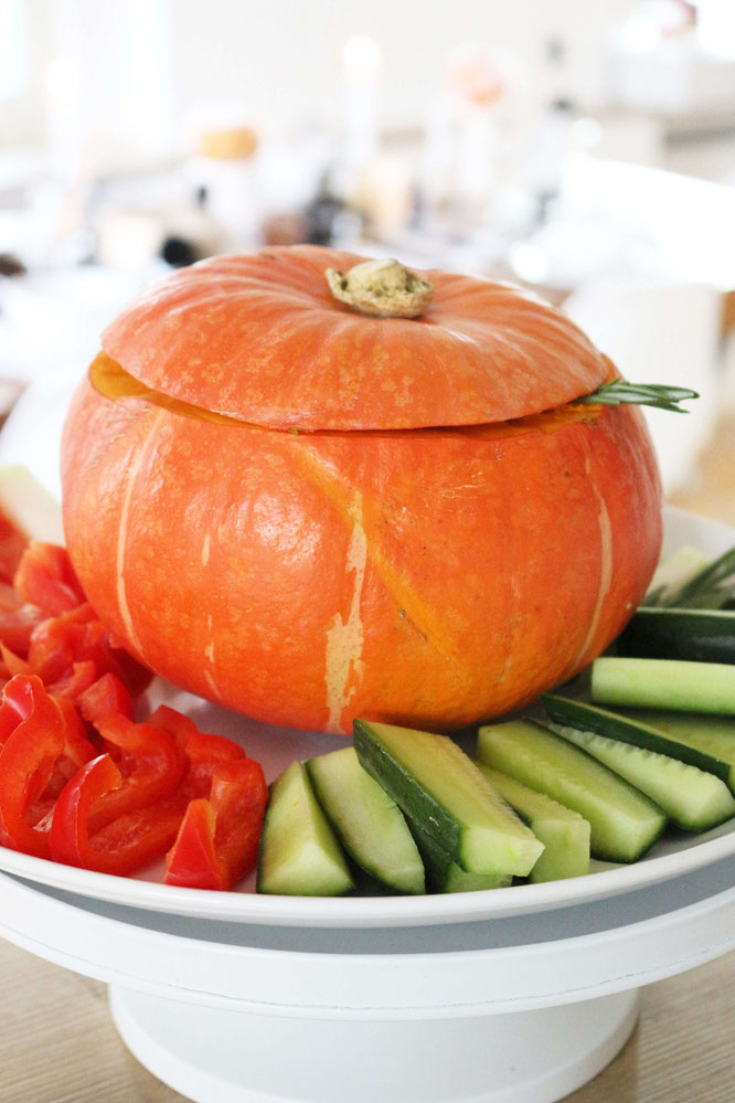 Bild: Rohkostplatte als Partyfood mit Dip aus dem Kürbis - leckeres und einfaches Rezept für den Herbst und Halloween; gefunden auf www.Partystories.de