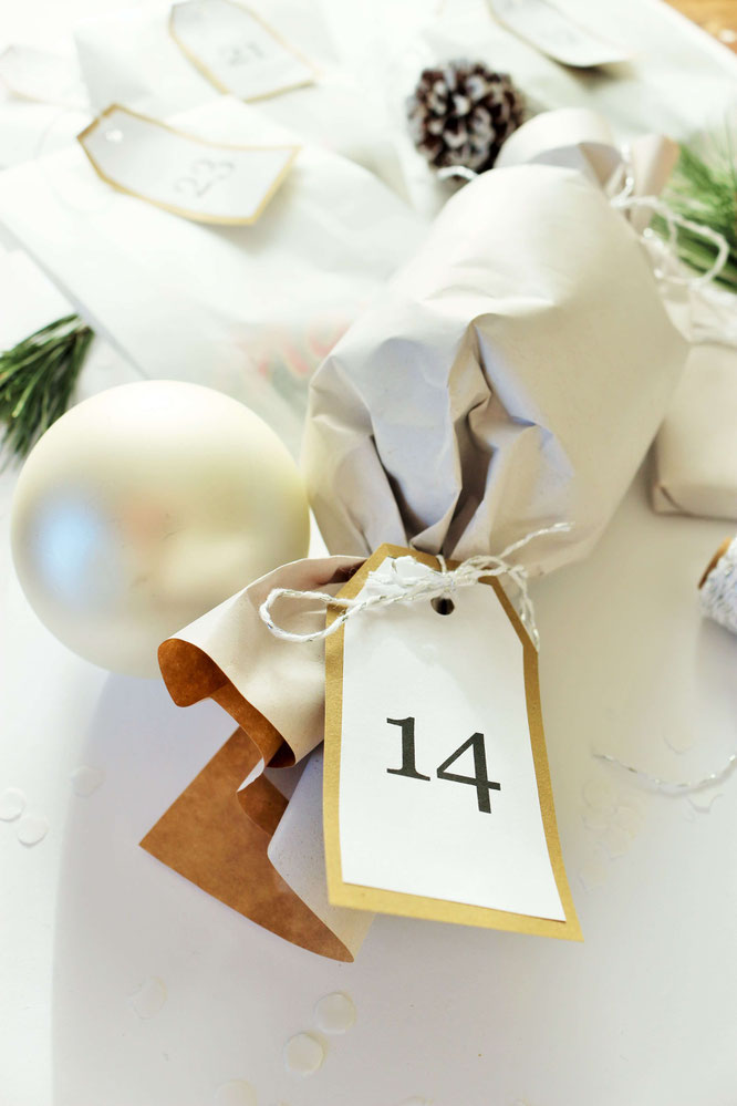 Bild: DIY Adventskalender mit Papiertüten zum Aufhängen selber machen - mit Freebie Bastelvorlage für Adventskalenderzahlen von Partystories.de // #Advent #Adventskalender #DIYadventskalender #DIYdeko
