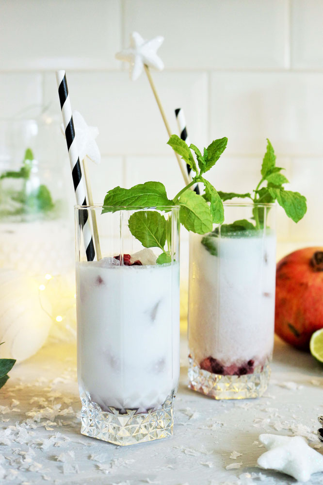 Bild: Rezept Winter Cocktail - perfekt für Advent, Weihnachten oder die Silvester party. Winter Mojito mit Batida Rum, Kokosnuss, Granatapfel und Minze // Rezept und Fotos von Partystories.de // #Wintercocktail #Mojito #Weihnachtscocktail #batida