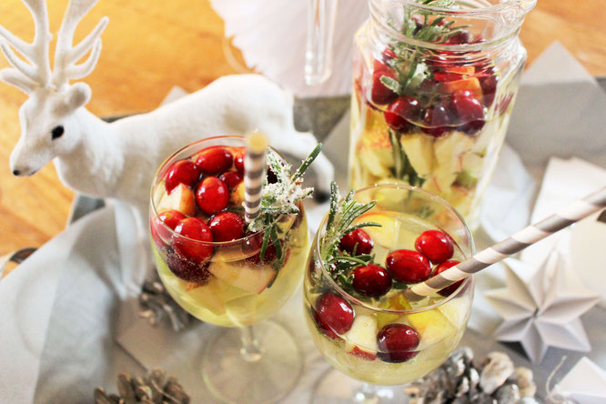 Bild: Winter Sangria, Sangria Rezept, schnelle Sangria, Sangria im Winter, Aperitiv für Advent, Weihnachten oder Silvester, Partydrinks, gefunden auf Partystories.de