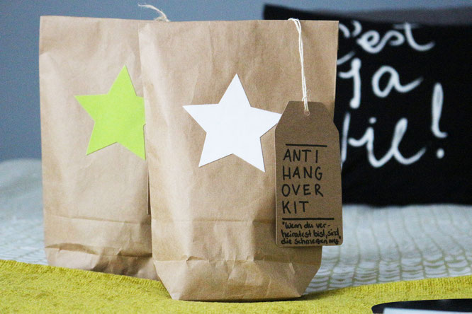 Bild: Feiern ohne Katerstimmung - DIY Geschenk Anti Hangover Kit, eine schnelle Geschenkidee zum JGA, der Hochzeit, an Silvester oder als Gastgeschenk zum selber machen, gefunden auf www.Partystories.de