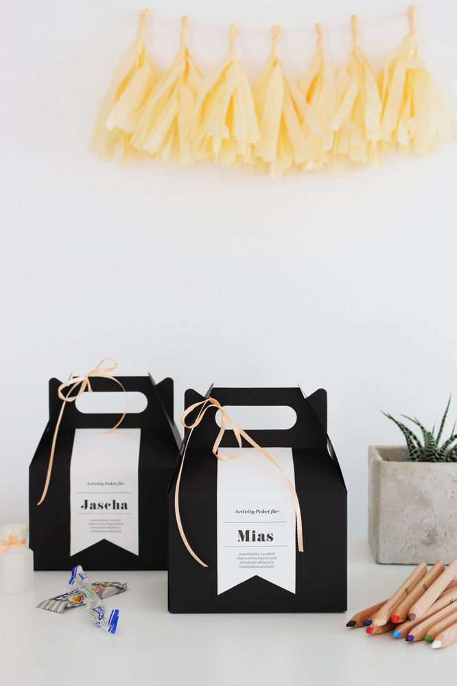 Bild: So einfach kannst Du eine DIY Kinder Aktivitäten und Spiele Box als Idee für die Hochzeit oder eine Party selber basteln. Inklusive Freebie Bastelvorlage für zum Ausdrucken als Geschenkanhänger; gefunden auf www.partystories.de