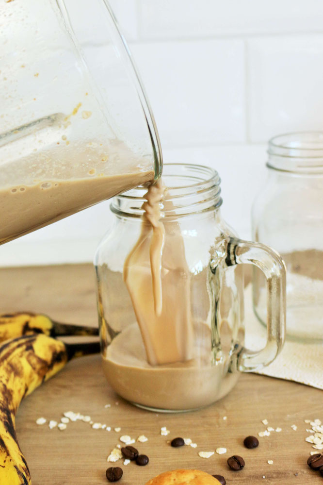 Bild: Kaffee Smoothie – mit diesem Rezept einen gesunden Kaffee Smoothie mit Banane, Haferflocken und kalten Kaffee zum Frühstück, als Frühstück-Bowl oder für einen Brunch ganz einfach selber machen // Rezept von www.partystories.de // #Rezept #Brunch