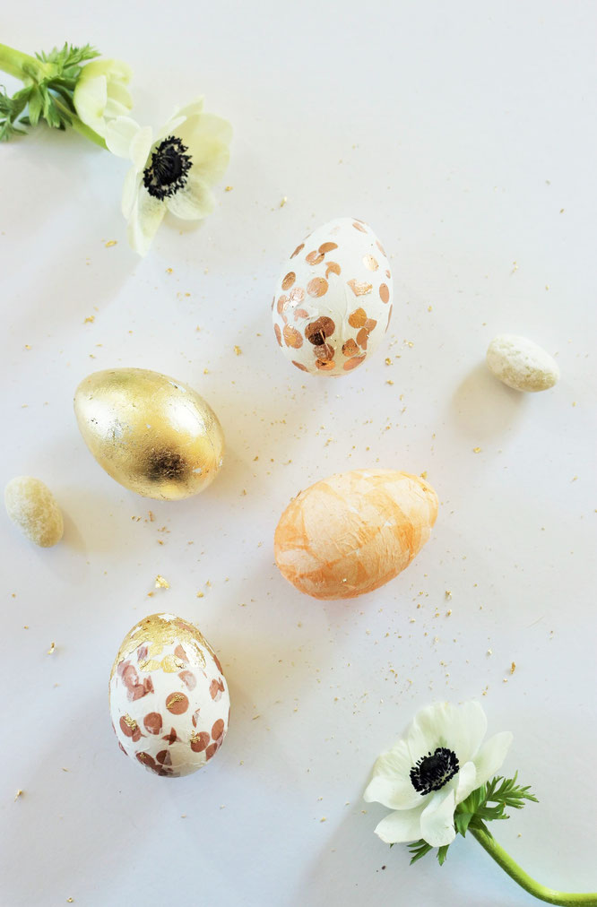 • Bild: DIY Dekoration für Ostern – Ostereier mit Servietten und Blattgold basteln, die Alternative zum Ostereier bemalen; Ideen und Anleitung gefunden auf www.partystories.de
