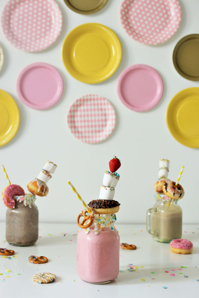 Bild: Milkshake Rezept als Funfetti-Streusel-Freakshake mit Früchten wie Erdbeeren, Banane oder Heidelbeeren ganz einfach die Party, den Geburtstag, die Einschulung und jeden Anlass zum feiern mixen! // gefunden auf dem Kreativblog Partystories.de