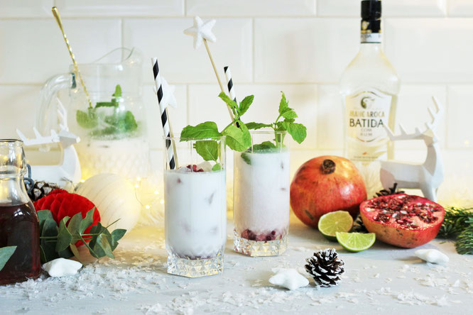 Bild: Rezept Winter Cocktail - perfekt für Advent, Weihnachten oder die Silvester party. Winter Mojito mit Batida Rum, Kokosnuss, Granatapfel und Minze // Rezept und Fotos von Partystories.de // #Wintercocktail #Mojito #Weihnachtscocktail #batida