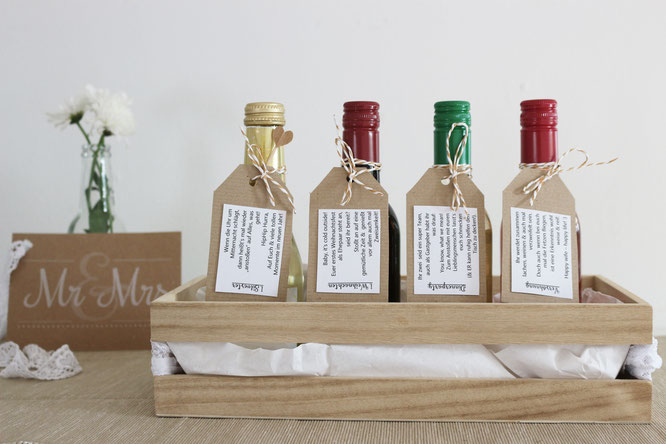 Bild: Cheers to Mr. & Mrs - DIY Hochzeitsgeschenk zum Antoßen! Wein schön verschenken, mit gratis Download für Geschenkanhänger und Glückwunschkarte zum ausdrucken, gefunden auf Partystories.de